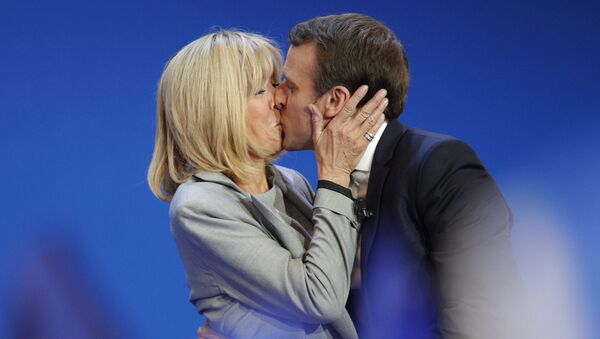 المرشح الفرنسي إيمانويل ماكرون وزوجته بريدجيت خلال حملته الانتخابية في باريس، 23 أبريل/ نيسان 2017 - سبوتنيك عربي