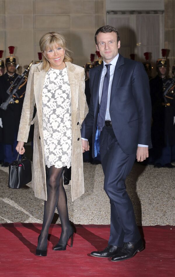 وزير الاقتصاد الفرنسي (حينئذ) إيمانويل ماكرون وزوجته بريدجيت في قصر الإليزيه، 10 مارس/ آذار 2016 - سبوتنيك عربي
