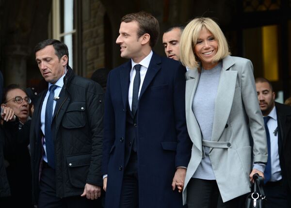 المرشح للانتخابات الرئاسية الفرنسية إيمانويل ماكرون وزوجته بريدجيت خلال الدورة الأولى من الحملة الدعائية للانتخابات الرئاسية - سبوتنيك عربي