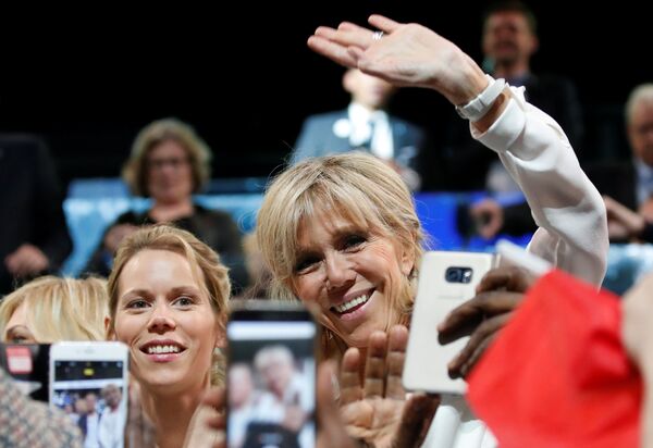 بريدجيت ترونيه، زوجة الرئيس الفرنسي إيمانويل ماكرون، وابنتها تيفاني أثناء حضورهما لحملة سياسية لحركة إلى الأمام في باريس 17 أبريل/ نيسان 2017 - سبوتنيك عربي