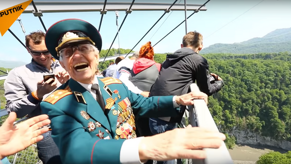 شاهد...محاربون قدامى روس يقفزون من أعلى أرجوحة في العالم احتفالا بالنصر - سبوتنيك عربي