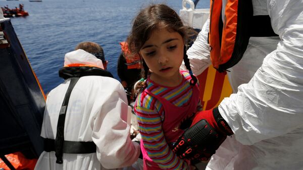 إغاثة طفلة من قارب هجرة قبالة مالطا - سبوتنيك عربي