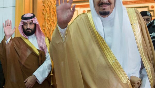 الملك السعودي سلمان عبد العزيز مع وزير الدفاع السعودي  الأمير محمد بن سلمان في الرياض في 5 أبريل، 2017 - سبوتنيك عربي