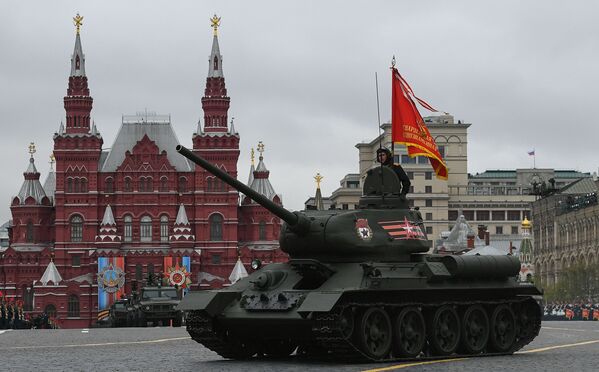 الدبابة تي-34-85 (Т-34-85) تشارك في العرض العسكري بمناسبة عيد النصر في الحرب الوطنية العظمى (1941-1945) في مدينة موسكو، روسيا 9 مايو/ أيار 2017 - سبوتنيك عربي