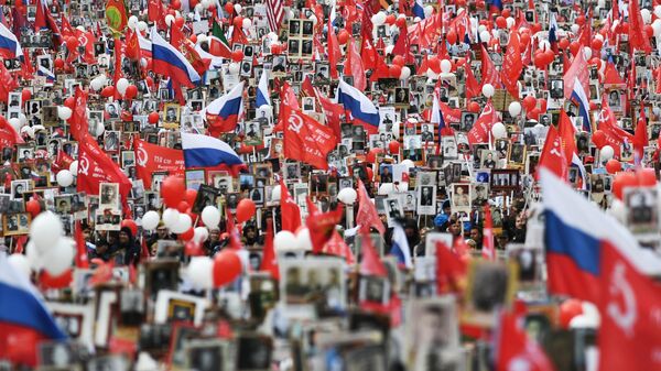 مسيرة الفوج الخالد في موسكو، حيث شارك فيها أكثر من 850 ألف شخصاً وفق معطيات الداخلية الروسية - سبوتنيك عربي