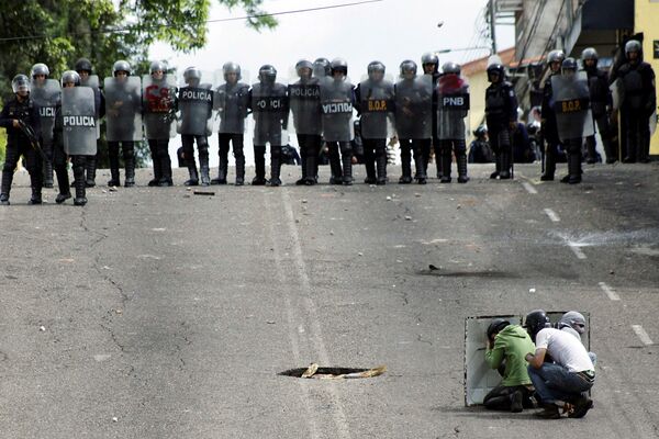 قوات الأمن الخاصة خلال الاشتباكات مع المتظاهرين في سان كريستوبال، فنزويلا 10 مايو/ أيار 2017 - سبوتنيك عربي