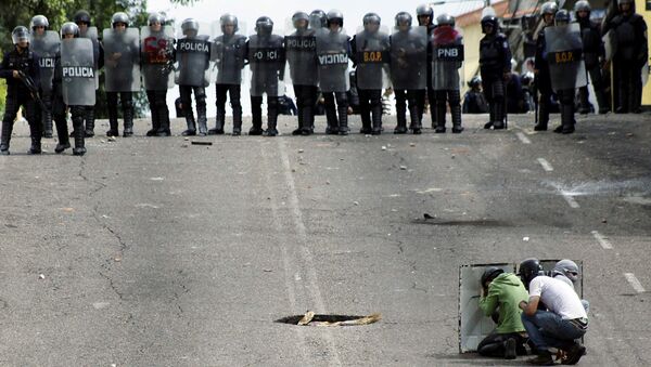 قوات الأمن الخاصة خلال الاشتباكات مع المتظاهرين في سان كريستوبال، فنزويلا 10 مايو/ آيار 2017 - سبوتنيك عربي