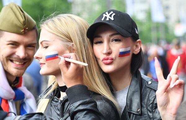 المشجعون الروس قبل بدء بطولة العالم للهوكي-2017 بين روسيا وإيطااليا - سبوتنيك عربي