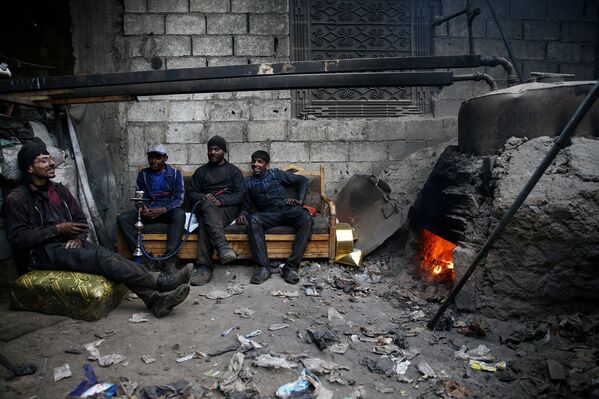 عمال خلال استراحة في مدينة دوما، سوريا - سبوتنيك عربي