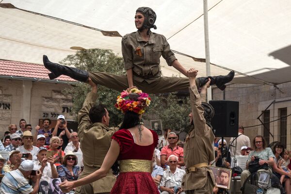 فنانون خلال الأداء بمناسبة الاحتفال بعيد النصر في القدس - سبوتنيك عربي