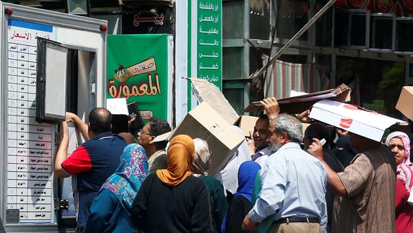مواطنون عند إحدى منافذ بيع السلع في مصر - سبوتنيك عربي