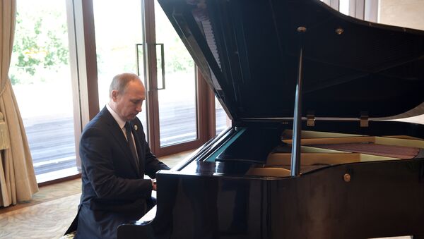 فلاديمير بوتين يعزف على البيانو قبل لقائه الرئيس الصيني - سبوتنيك عربي