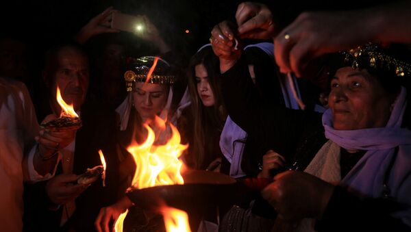 عراقيون إيزيديون خلال حفل الاحتفال بالعام الجديد في معبد لاليش بدهوك - سبوتنيك عربي