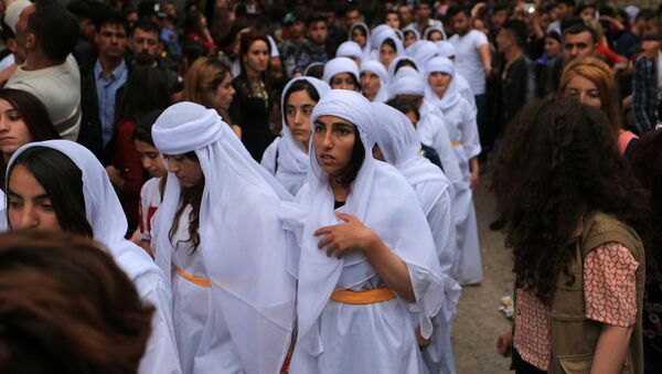 إيزيديون عراقيون يحضرون احتفالا للاحتفال بالسنة الإيزيدية الجديدة في معبد لاليش في دهوك - سبوتنيك عربي