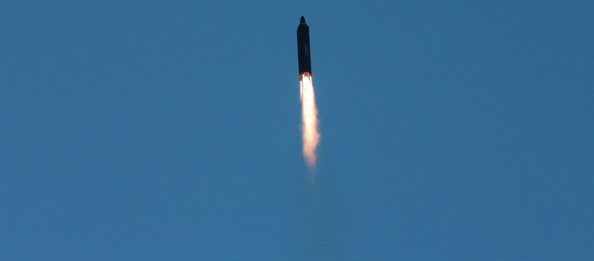 كوريا الشمالية تطلق صاروخ باليستي Hwasong-12 - سبوتنيك عربي, 1920, 19.10.2021