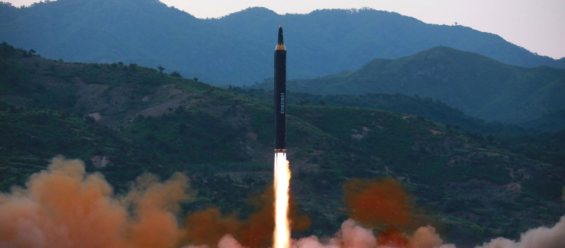 كوريا الشمالية تطلق صاروخ باليستي Hwasong-12 - سبوتنيك عربي, 1920, 04.04.2021