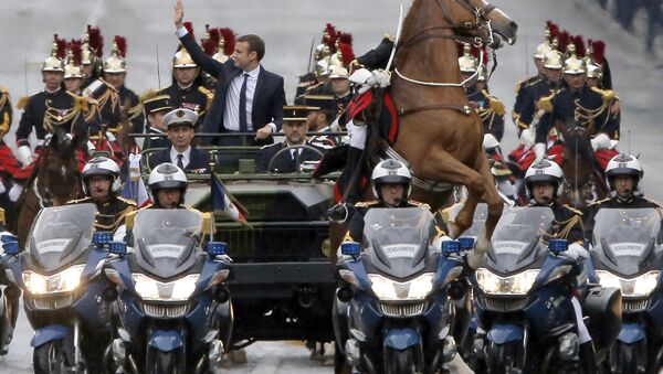 الرئيس الفرنسي إيمانويل ماكرون يتجه إلى قصر الإليزيه، 14 مايو/ آيار 2017 - سبوتنيك عربي
