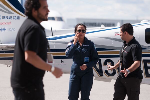 أول امرأة طيار في الطيران المدني في أفغانستان - شايستا وايز حاصلة على شهادة طيران من جامعة امبري-ريدل آيرونوتيكال (Embry-Riddle Aeronautical University) بعد وصولها مونتريال، كندا 15 مايو/ آيار 2017 - سبوتنيك عربي