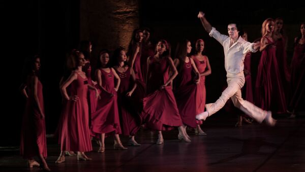 رقص الباليه في مصر - راقص باليه المصري أحمد نبيل على مسرح دار الأوبرا بالقاهرة - سبوتنيك عربي