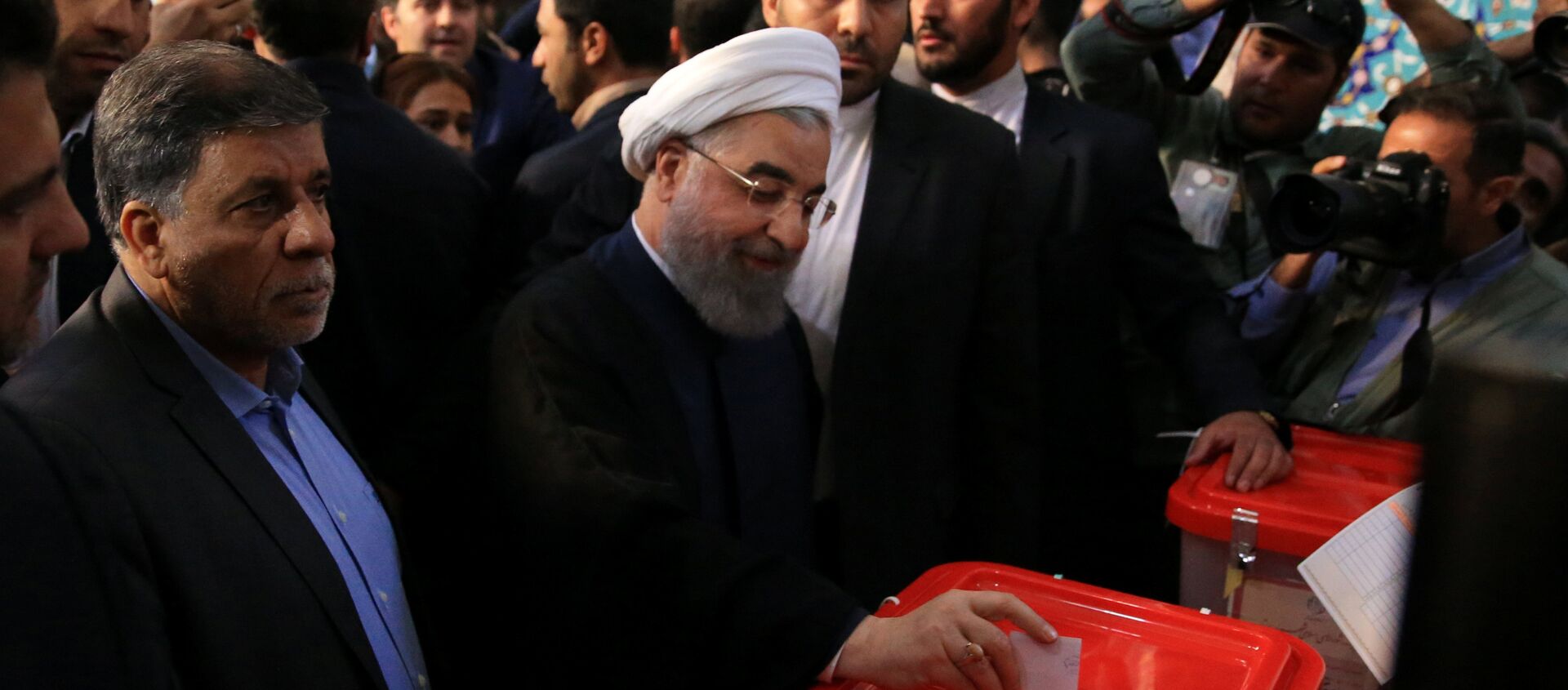 حسن روحاني يدلي بصوته في انتخابات إيران - سبوتنيك عربي, 1920, 23.04.2021