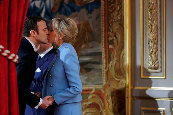 الرئيس الفرنسي إيمانويل ماكرون وزوجته قبيل بدء مراسم التنصيب في باريس، فرنسا 14 مايو/ أيار 2017 - سبوتنيك عربي