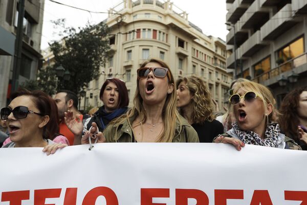 فتيات خلال مظاهرات الإضراب العام في أثينا، اليونان 17 مايو/ أيار 2017 - سبوتنيك عربي