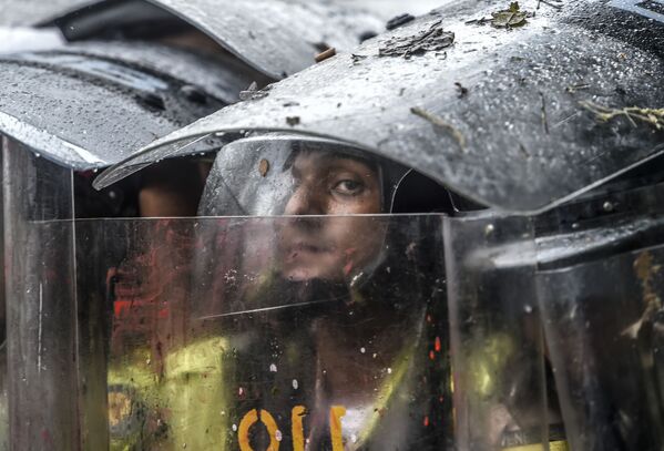 الشرطة خلال الاحتجاجات ضد الحكومة في كاراكاس، فنزويلا 12 مايو/ أيار 2017 - سبوتنيك عربي
