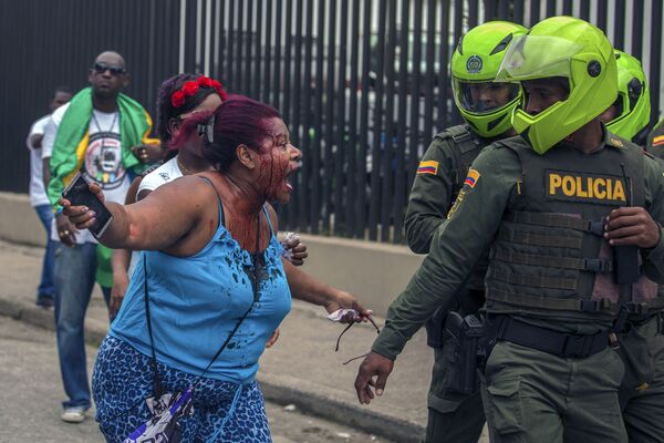 امرأة تصرخ في وجه الشرطة الكولومبية خلال  اضراب مدني في كيبدو، كولومبيا 16 مايو/ أيار 2017 - سبوتنيك عربي