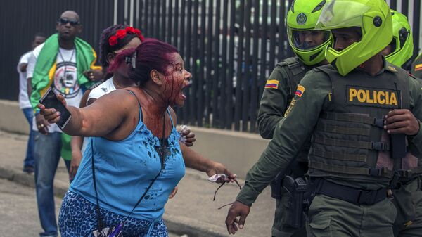 امرأة تصرخ في وجه الشرطة الكولومبية خلال  اضراب مدني في كيبدو، كولومبيا 16 مايو/ آيار 2017 - سبوتنيك عربي