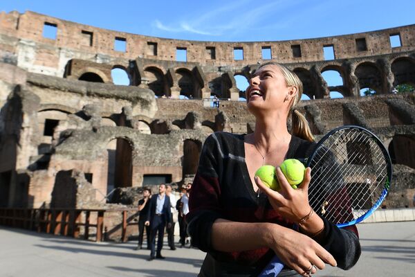 لاعبة تنس الروسية ماريا شارابوفا في المردج الروماني كاليزيه في روما، وذلك خلال جلسة تصوير، في إيطاليا 14 مايو/ أيار 2017 - سبوتنيك عربي