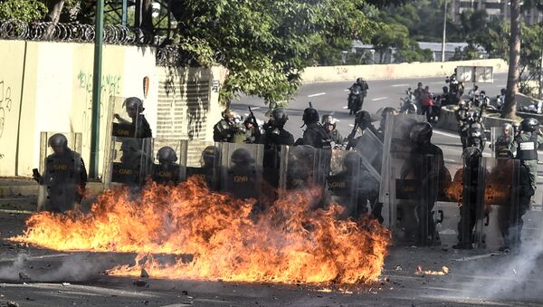 استمرار الاحتجاجات ضد الرئيس نيكولاس مادورو في كاراكاس، فنزويلا 18 مايو/ آيار 2017 - سبوتنيك عربي