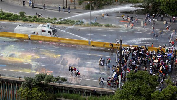 استمرار الاحتجاجات ضد الرئيس نيكولاس مادورو في كاراكاس، فنزويلا 18 مايو/ آيار 2017 - سبوتنيك عربي