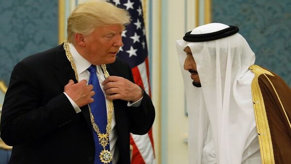 سلمان يقلد ترامب وسام الملك عبد العزيز - سبوتنيك عربي