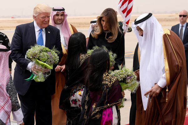 ترامب وزوجته لدى وصولهما الرياض ترامب وزوجته لدى وصولهما الرياض - سبوتنيك عربي