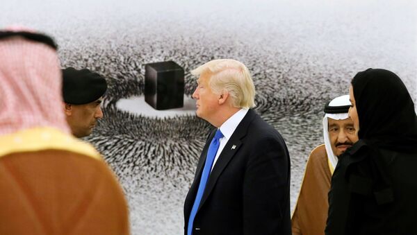 ترامب وسلمان أمام لوحة للكعبة - سبوتنيك عربي