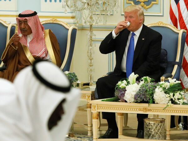 ترامب يحتسي القهوة العربية في السعودية ترامب يحتسي القهوة العربية في السعودية - سبوتنيك عربي