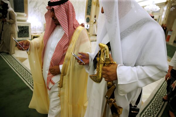 مسؤولان سعوديان يتفقدان الهاتف في أثناء زيارة ترامب مسؤولان سعوديان يتفقدان الهاتف في أثناء زيارة ترامب - سبوتنيك عربي