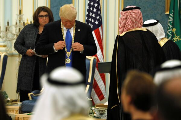 سلمان يقلد ترامب وسام الملك عبد العزيز أرفع وسام في المملكة سلمان يقلد ترامب وسام الملك عبد العزيز أرفع وسام في المملكة - سبوتنيك عربي