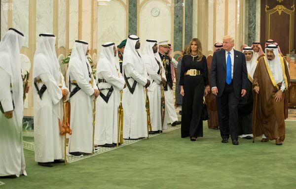 مراسم استقبال ترامب وزوجته في قصر اليمامة مراسم استقبال ترامب وزوجته في قصر اليمامة - سبوتنيك عربي