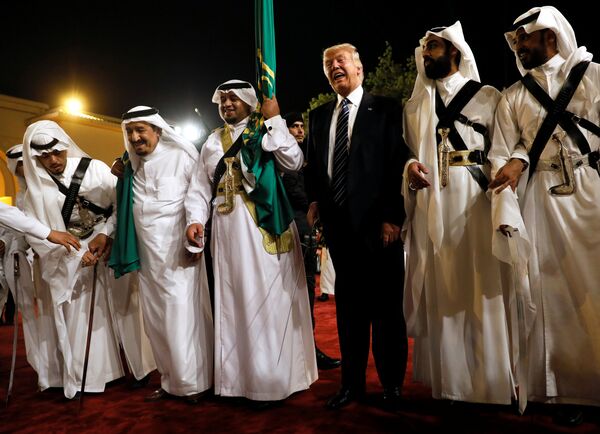 الرئيس الأمريكي يرقص الرقصة التقليدية مع الملك السعودي سلمان بن عبد العزيز الرئيس الأمريكي يرقص الرقصة التقليدية مع الملك السعودي سلمان بن عبد العزيز - سبوتنيك عربي