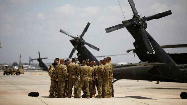 جنود أمريكيون إلى جوار طائرات البلاك هوك في مطار بن غورين قبل وصول ترامب - سبوتنيك عربي