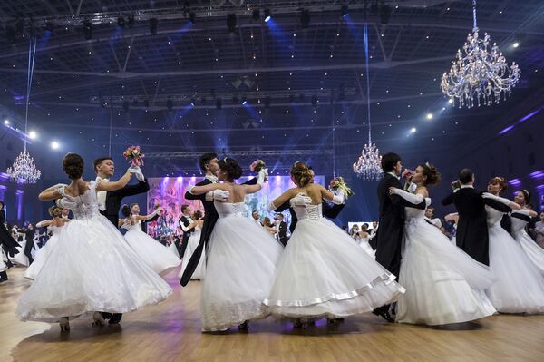 المشاركون في حفل فيينا للرقص في قصر الضيافة بموسكو - سبوتنيك عربي