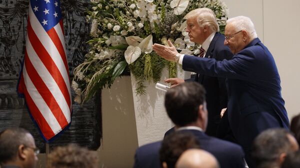 الرئيس الأمريكي دونالد ترامب والرئيس الإسرائيلي رؤوفين ريفلين في القدس، 22 مايو/ آيار 2017 - سبوتنيك عربي