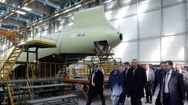 نائب رئيس الوزراء دميتري روغوزين يتفقد مصنعا للطائرات - سبوتنيك عربي