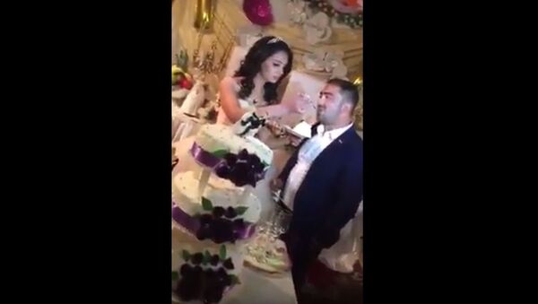 عريس تركي يخالف العادات والتقاليد أثناء حفل الزفاف - سبوتنيك عربي