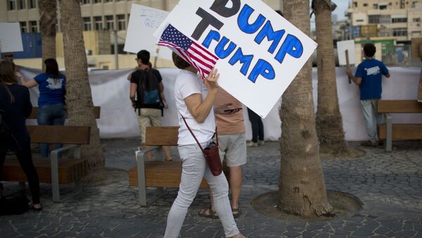 النشطاء الأمريكيون والإسرائيليون يتظاهرون ضد الرئيس دونالد ترامب أما مبنى السفارة الأمريكية في تل أبيب، 22 مايو/ آيار 2017 - سبوتنيك عربي
