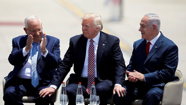 الرئيس الأمريكي دونالد ترامب ورئيس الوزراء الإسرائيلي بنيامين نتنياهو والرئيس الإسرائيلي رؤوفين ريفلين في تل أبيب، 23 مايو/ آيار 2017 - سبوتنيك عربي