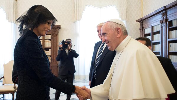 ميلانيا ترامب خلال زيارتها إلى بابا الفاتيكان - سبوتنيك عربي