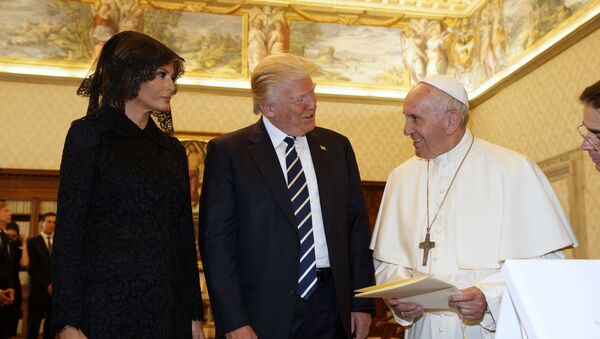 ميلانيا ترامب خلال زيارتها إلى الفاتيكان - سبوتنيك عربي