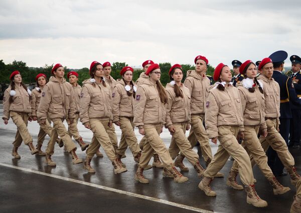فريق قوات الجنود اليافعين خلال مسابقة فريق الإنزال-2017 في الحقل العسكري راييفسكي في نوفوروسييسك، روسيا - سبوتنيك عربي